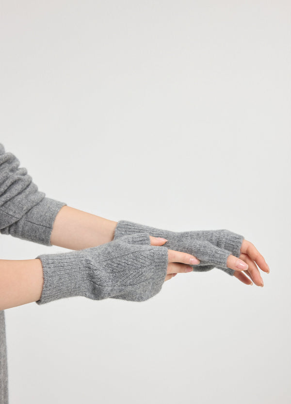 Denner women's cashmere Cable Wristwarmers in Mid Grey